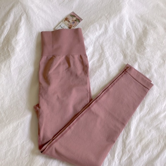 Seamless Flow High Waisted Leggings - Picture 2 of 3